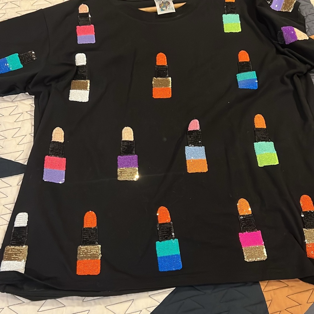 QUEEN OF SPARKLES lipstick Short Sleeve Tee